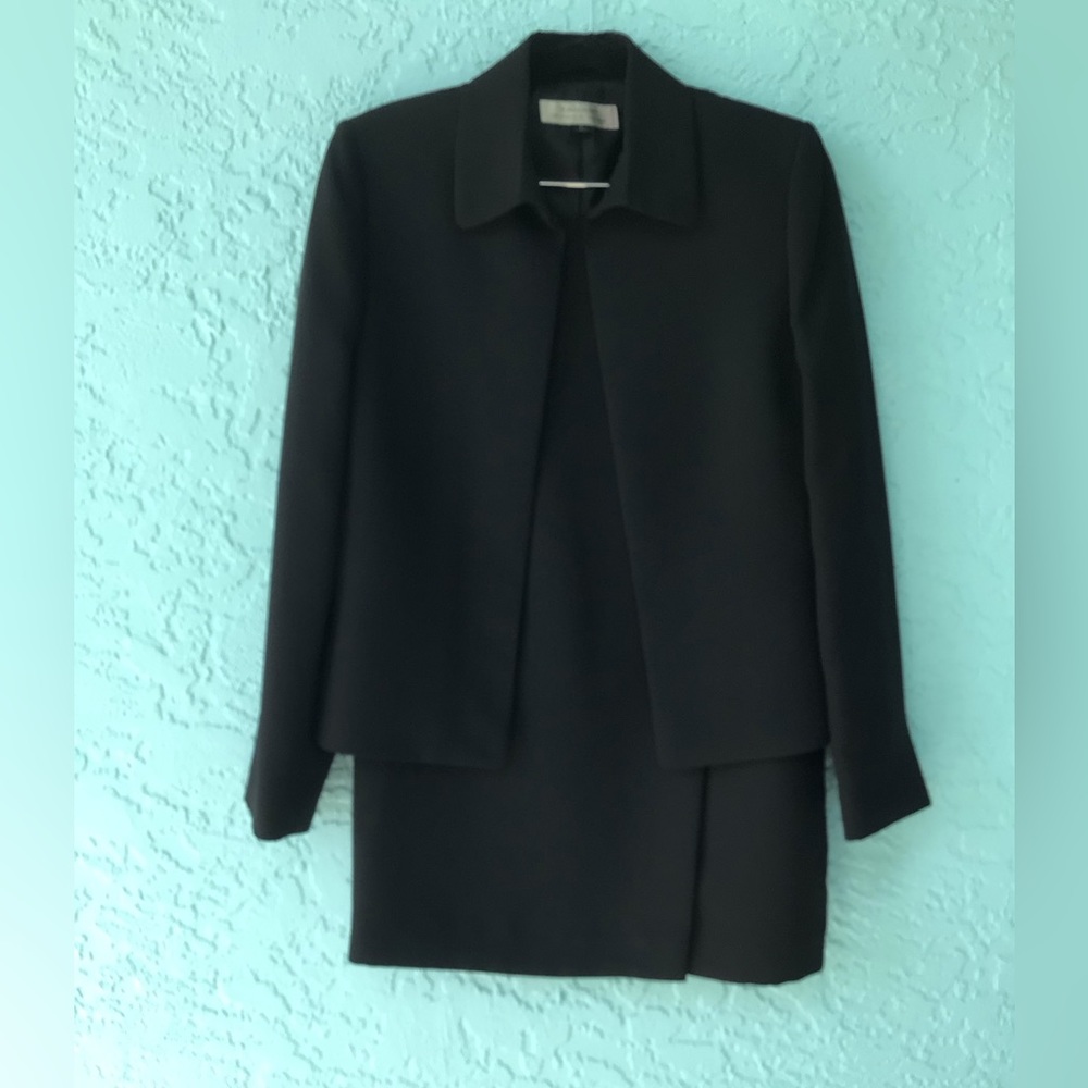 Tahari Arthur S Levine Fully Lined Black size 8 Suit w/ Cropped Jac / Long Skirt